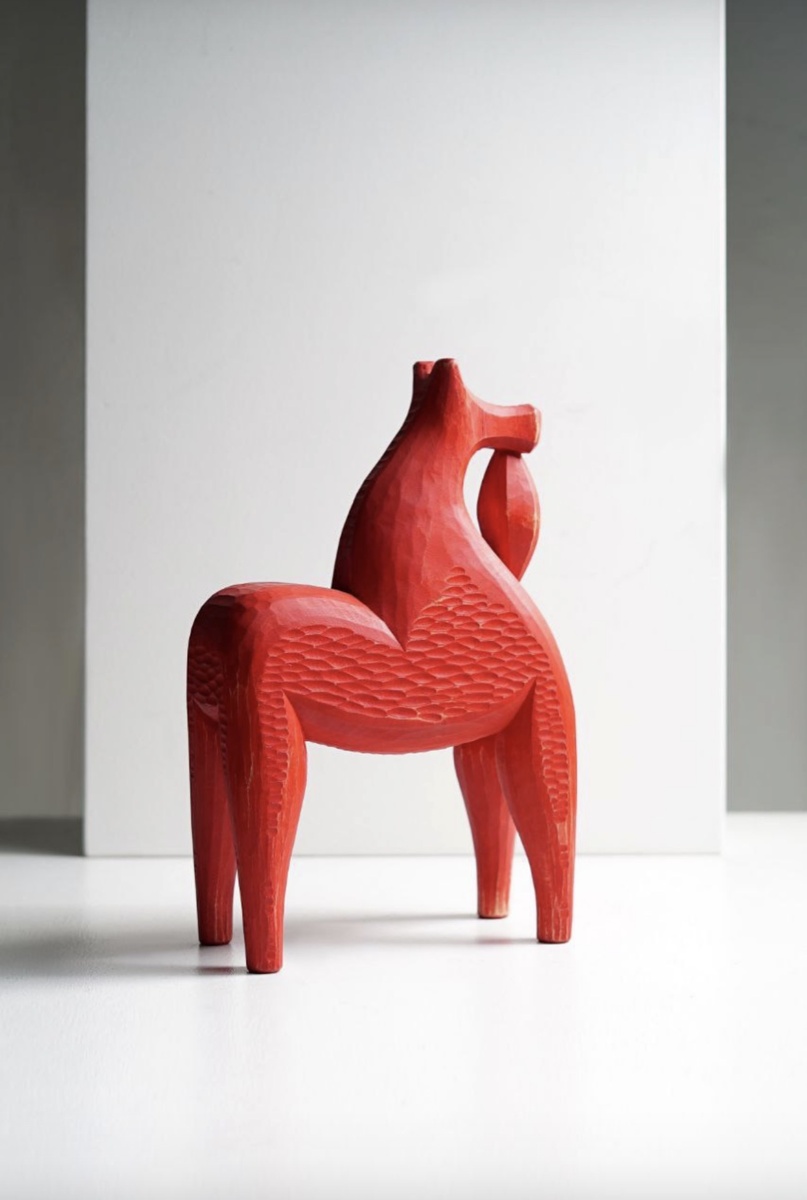 Дмитрий Чекучинов - дизайнер и архитектор. Конь в красном цвете