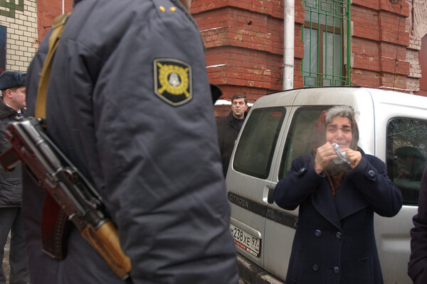    Женщина на месте обрушения кровли Басманного рынка, 23 февраля 2006 года / Alexandr Altukhov/Global Look Press