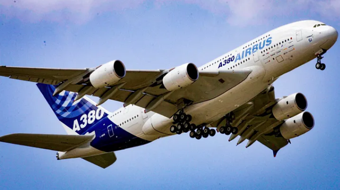В небо поднимается совершенно новый Airbus A380. (Паскаль Ле Сегретен)