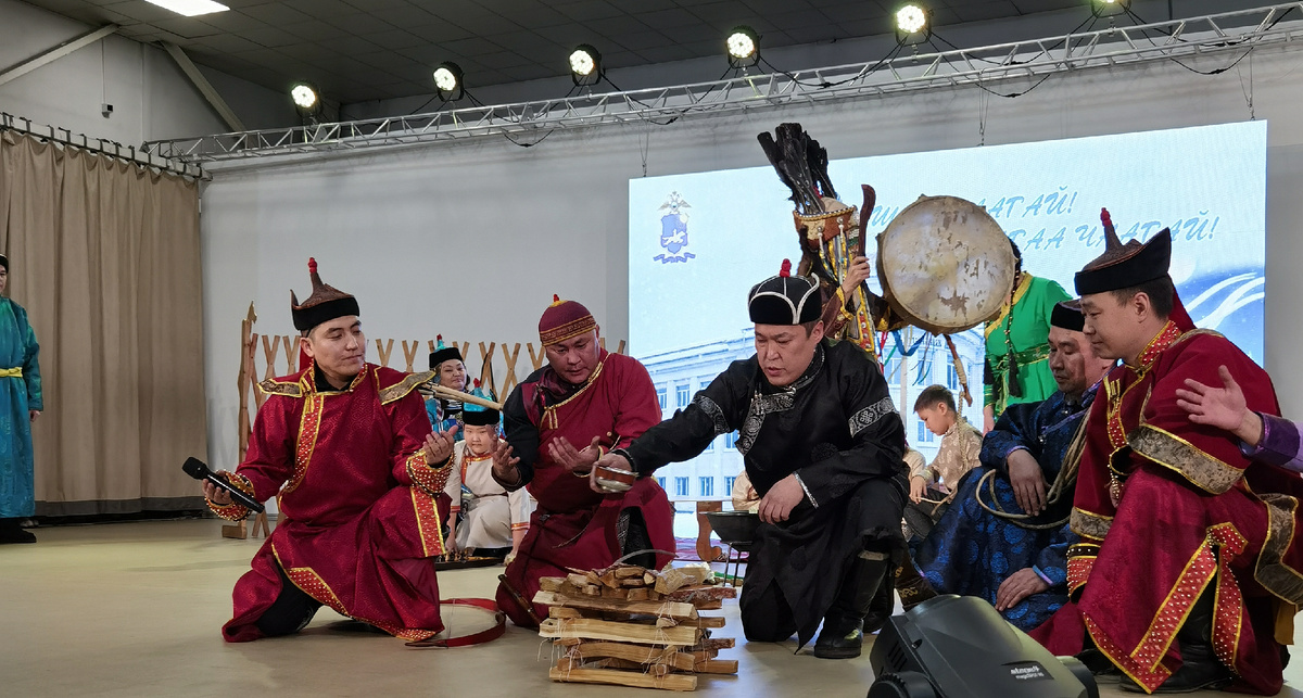 Сан сложили правильно, хотя и не зажигали. Но «шаман» камлал почти по-настоящему 