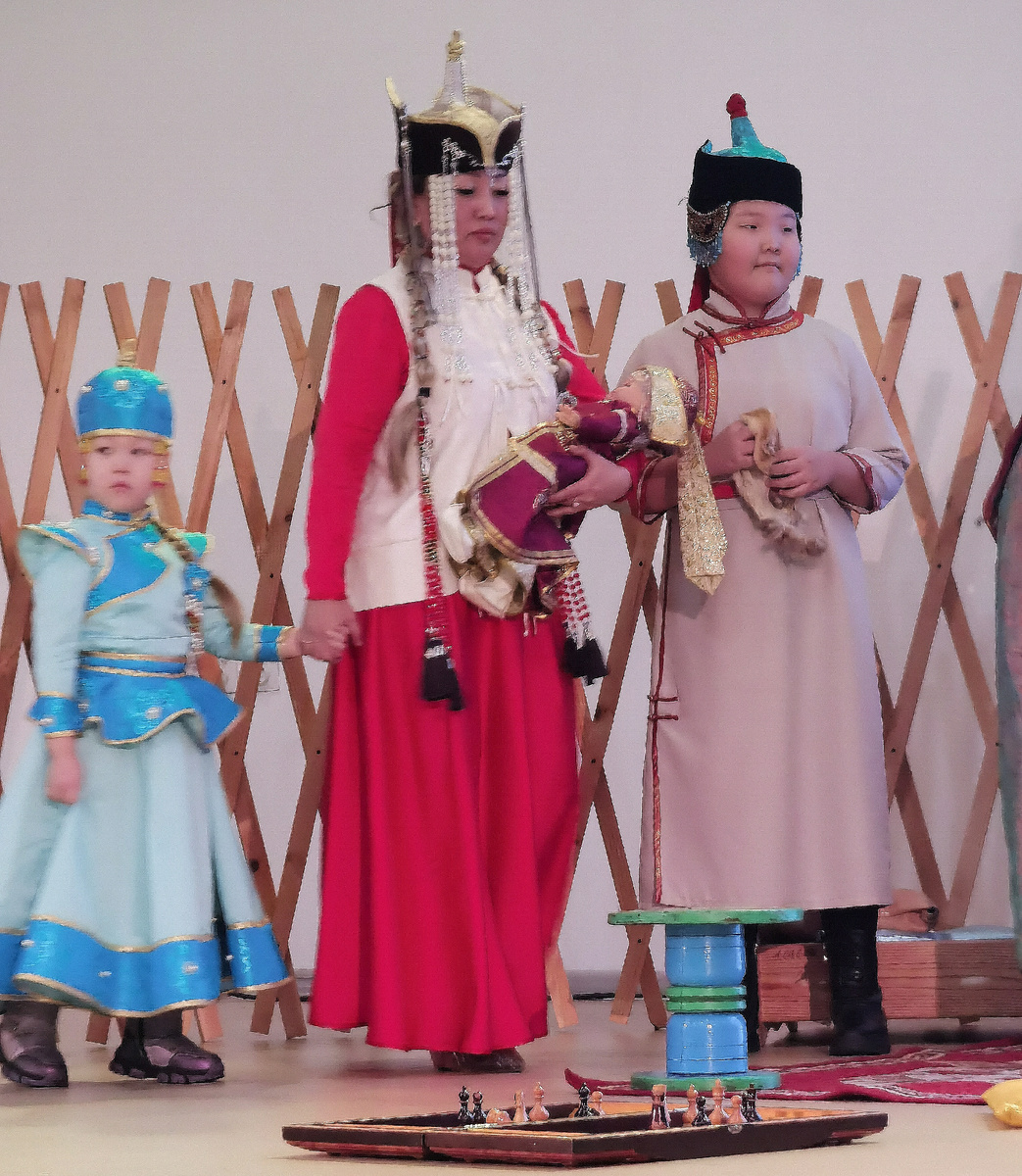 Правильный костюм для женщины, это когда и твои дети одеты правильно