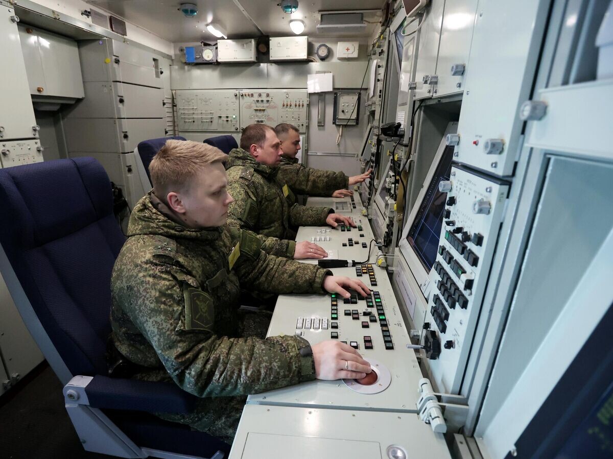    Военнослужащие боевого расчета в командном пункте зенитного ракетного комплекса С-400 "Триумф" | © РИА Новости / Павел Львов