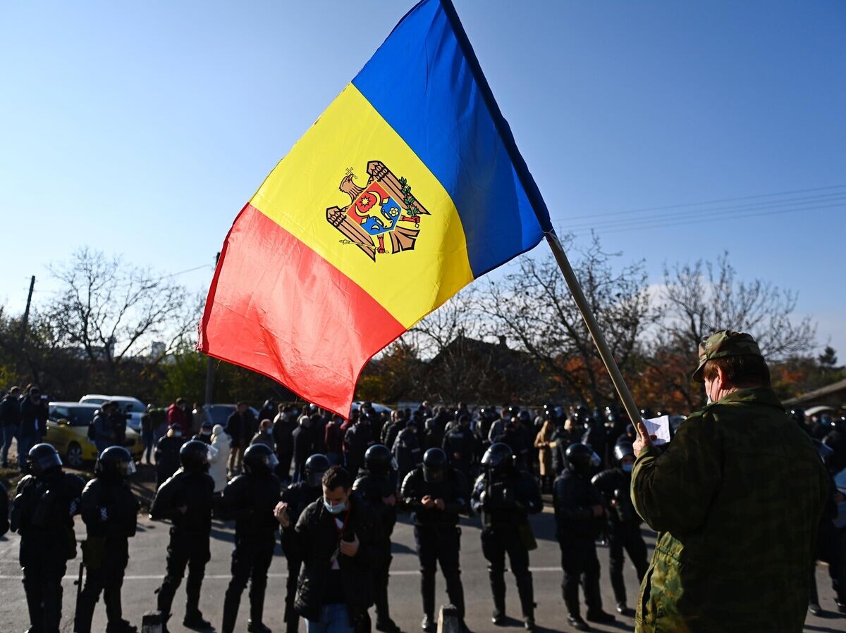    Сотрудники полиции в приграничном поселке Варница обеспечивают проезд автомобилей из Приднестровья в Молдавию в день второго тура выборов президента Молдавии | © РИА Новости / Евгений Одиноков