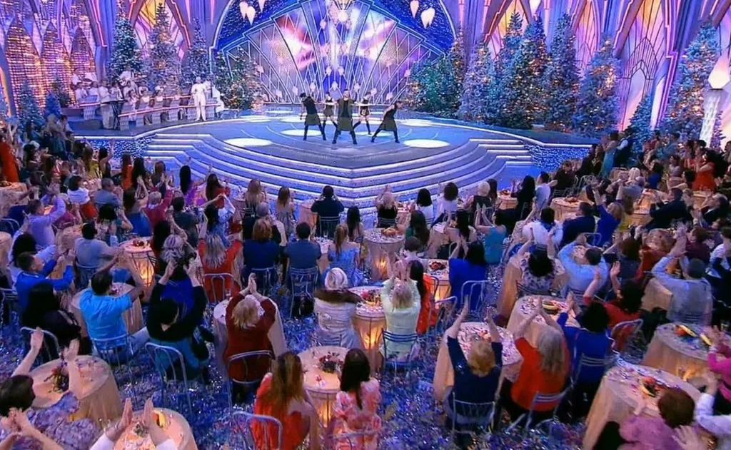 На разных вечерних шоу, вместе со звездами кино находятся и те кто поддерживает проекты (спонсоры, инвесторы и пр.)  Это  очень разбавляет "серые будни" олегархов.