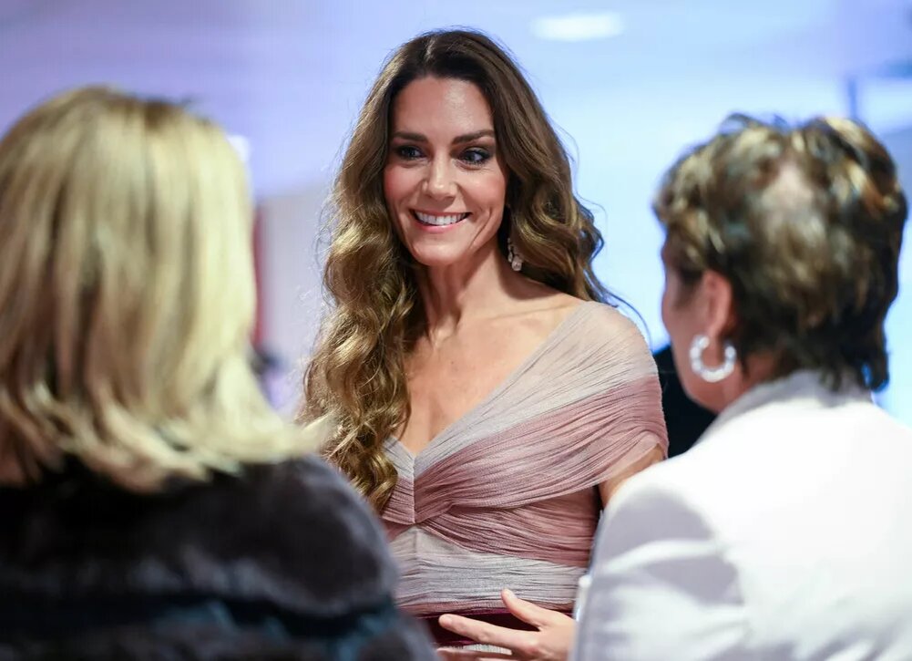    Кейт Миддлтон вышла в свет в платье с открытыми плечами и глубоким декольте