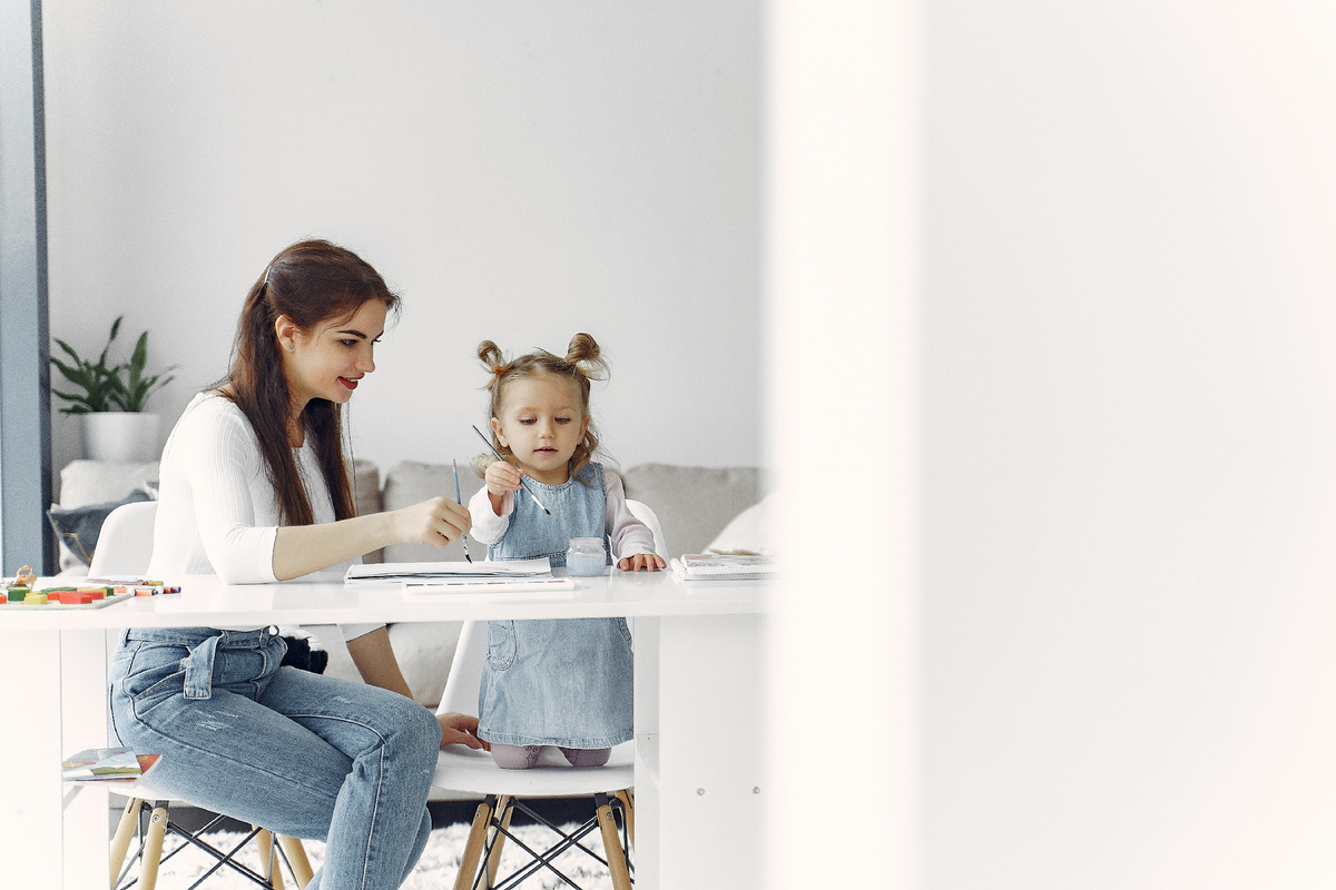 Постоянно сравнивая своего ребенка с другими, многие родители часто беспокоятся, что малыш «не дотягивает» и нужно срочно «что-то делать». Фото: www.freepik.com