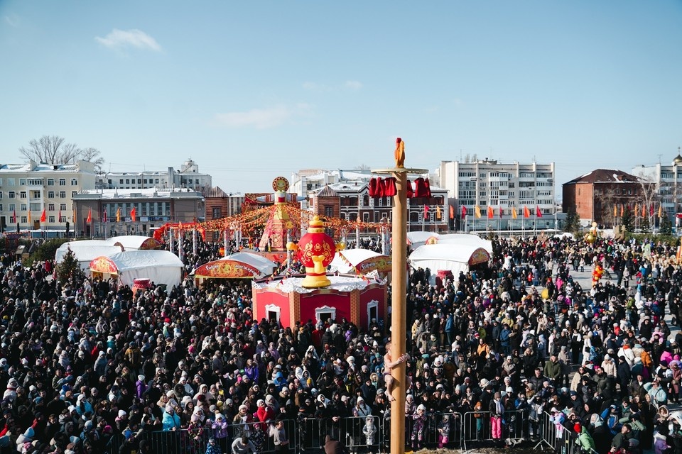    На празднике гостей развлекали баянисты и коробейники, а также угощали бесплатными блинами Светлана МАКОВЕЕВА