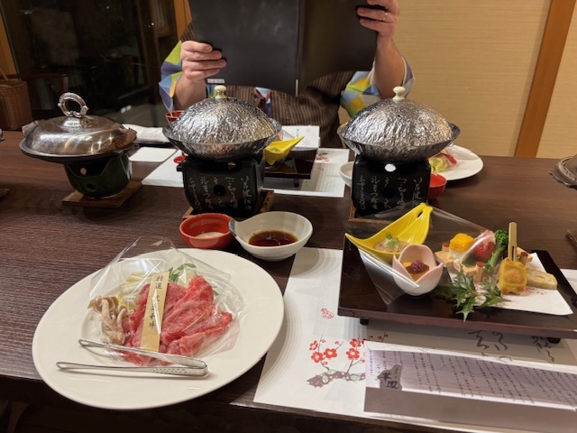 На ужин подаются блюда из кухни каисэки. Это может быть 7-8 блюд, но вся пища на очень красивых сезонных тарелках абсолютно разной формы