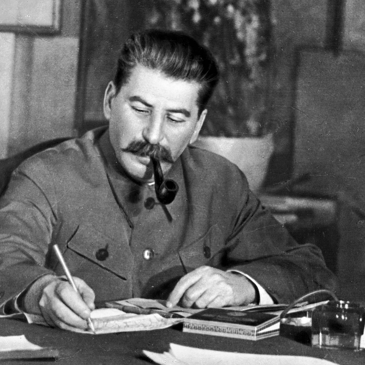 И.В. Сталин за работой