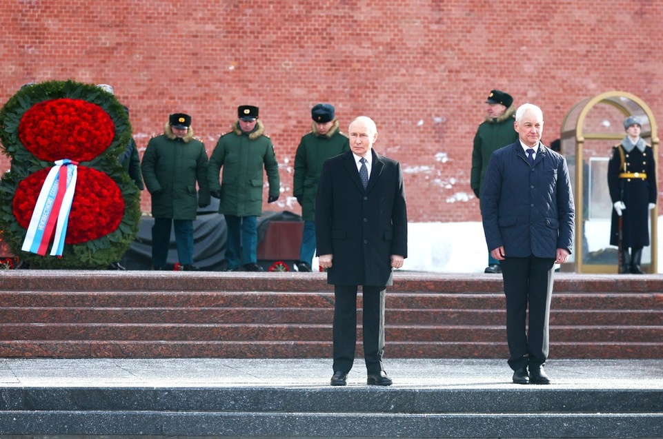    Президент России Владимир Путин и министр обороны России Андрей Белоусов (слева направо) в Александровском саду в День защитника Отечества. Фото: Сергей Фадеичев/ТАСС