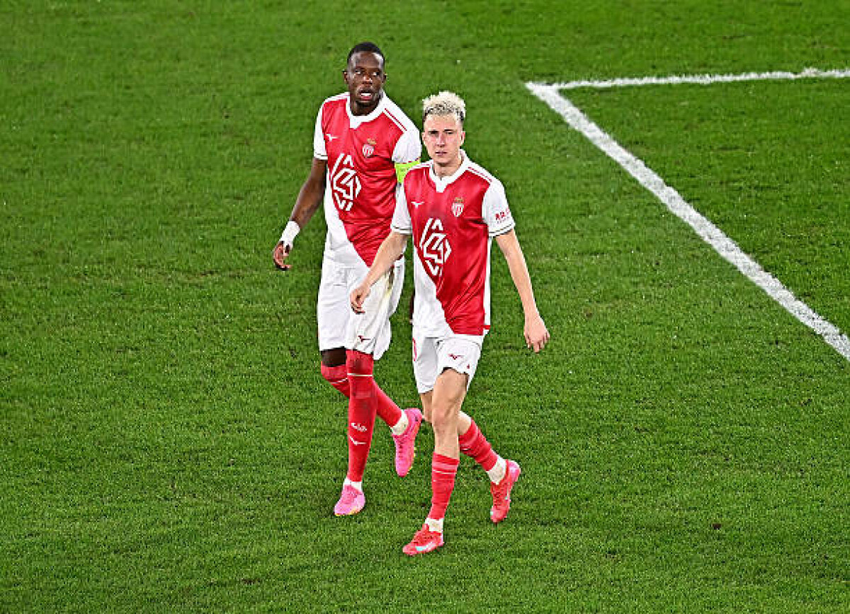     Во Франции рассказали о конфликте Головина с другим игроком «Монако», недовольным удалением россиянина