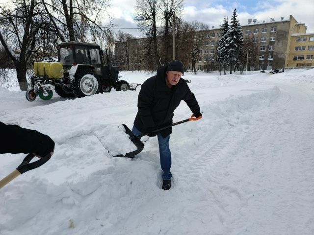 Тверские депутаты к празднику расчистили памятник воинам-интернационалистам