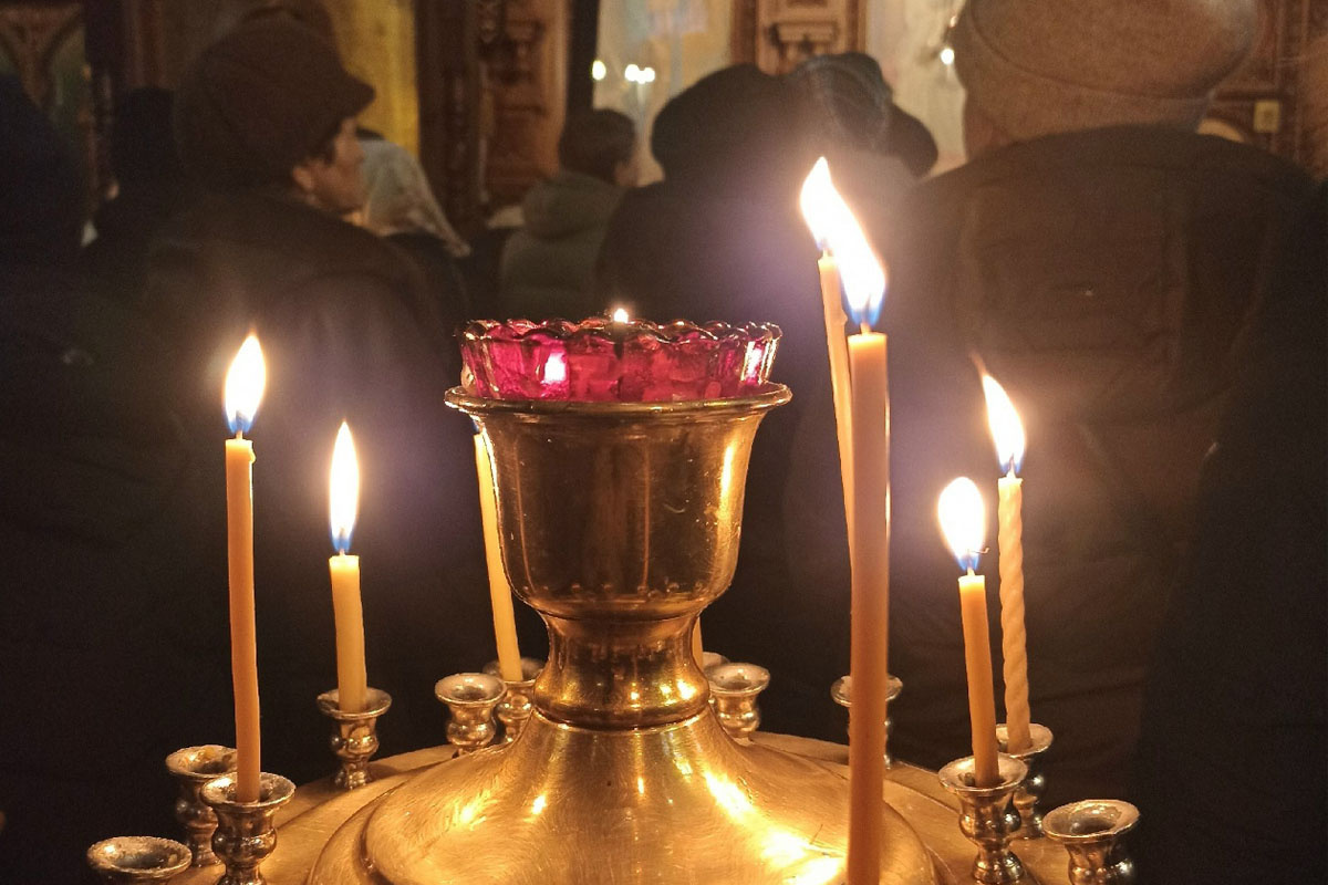 Во время чтения канона Андрея Критского в храмах гасят свет.  Фото: Фото: ФедералПресс / Татьяна Буторина