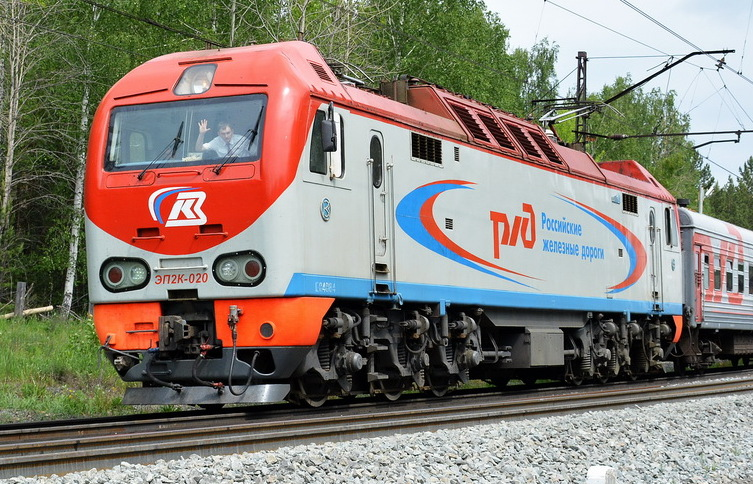 ЭП2К-020 в красной-бело-голубой окраске. Источник фото: ru.wikipedia.org Авторство: msv1974. TrainPix, CC0, https://commons.wikimedia.org/w/index.php?curid=139353593