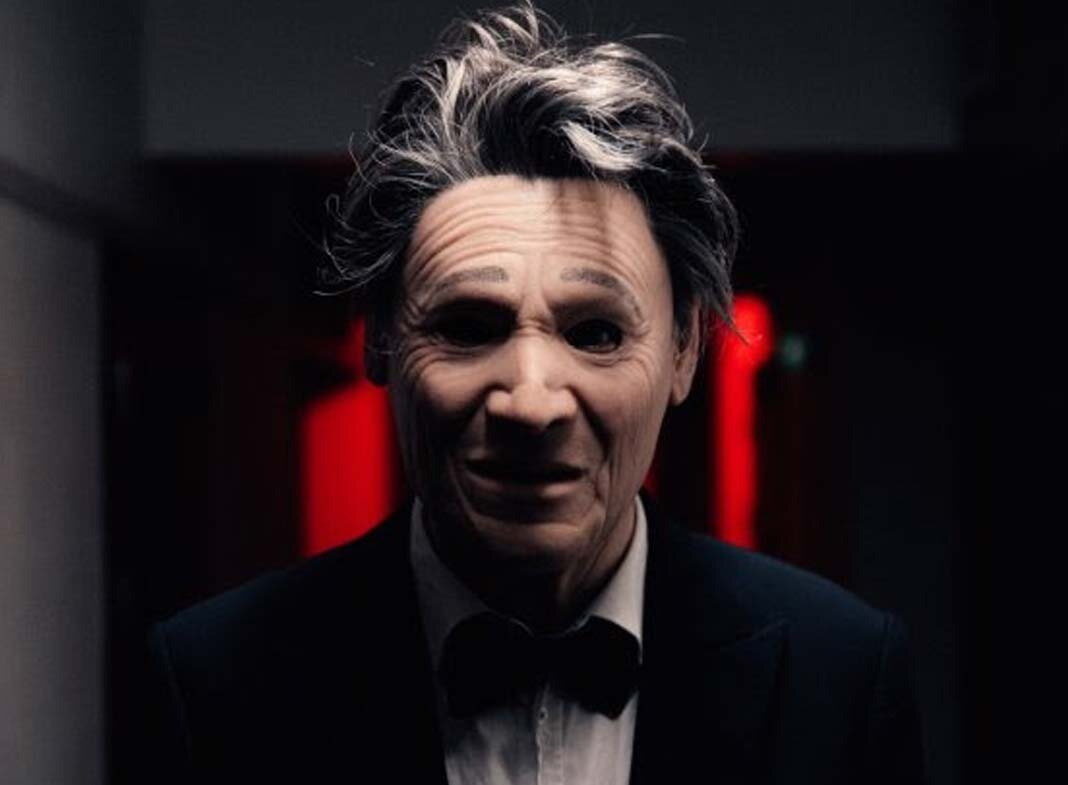 The President – человек в маске