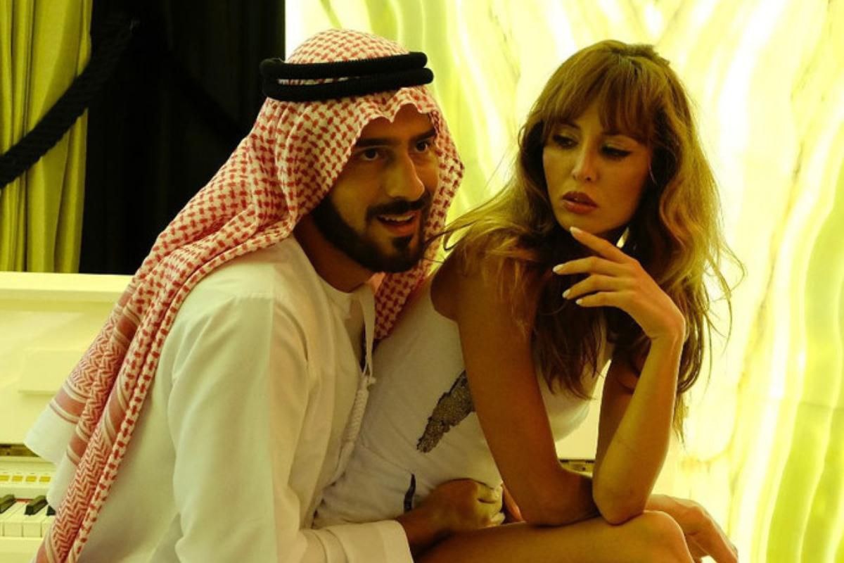 Араб с девушкой