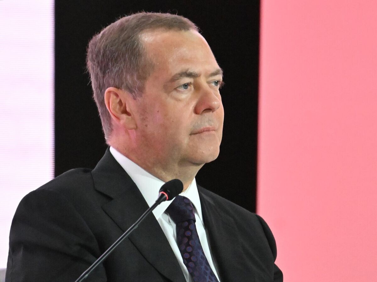    Заместитель председателя Совета безопасности РФ Дмитрий Медведев выступает на IX Всероссийском форуме Центров госуслуг в Москве | © РИА Новости / Станислав Красильников