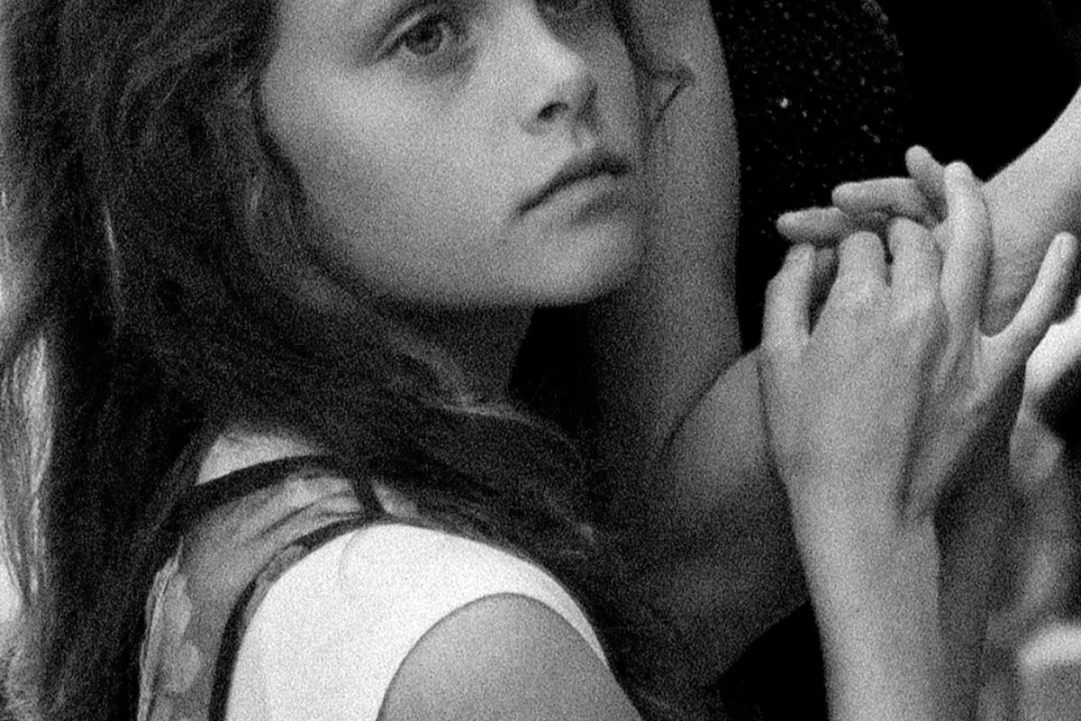 Ему не хватает вашего внимания, а не он манипулирует. Он не ленится, а действительно устает в школе