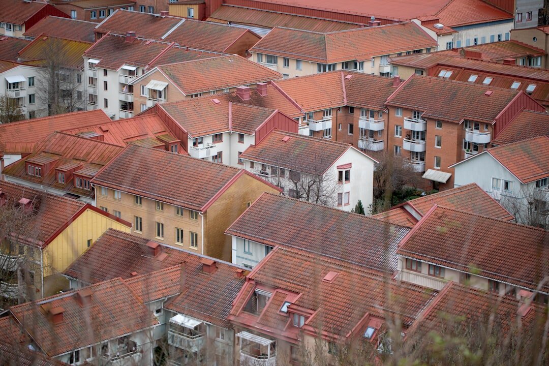 Каждую неделю я отслеживаю изменения на рынке недвижимости Ростова-на-Дону, чтобы вы понимали реальную картину. Февраль принёс интересные цифры: где-то цены взлетели, где-то немного просели, а в некоторых районах и вовсе наметились неожиданные тренды. Разбираемся по порядку.
