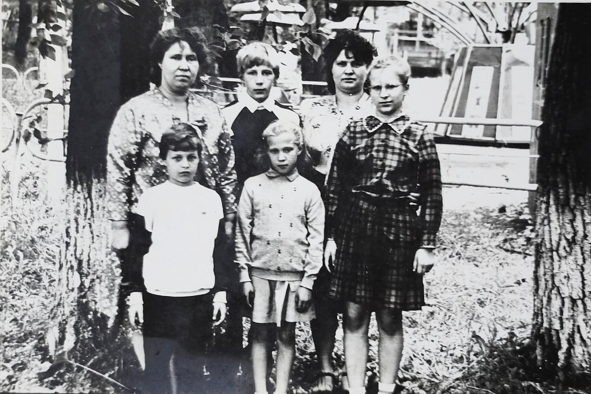 Макс в центре, между нашими мамами. Маленький — мой Сашка. 