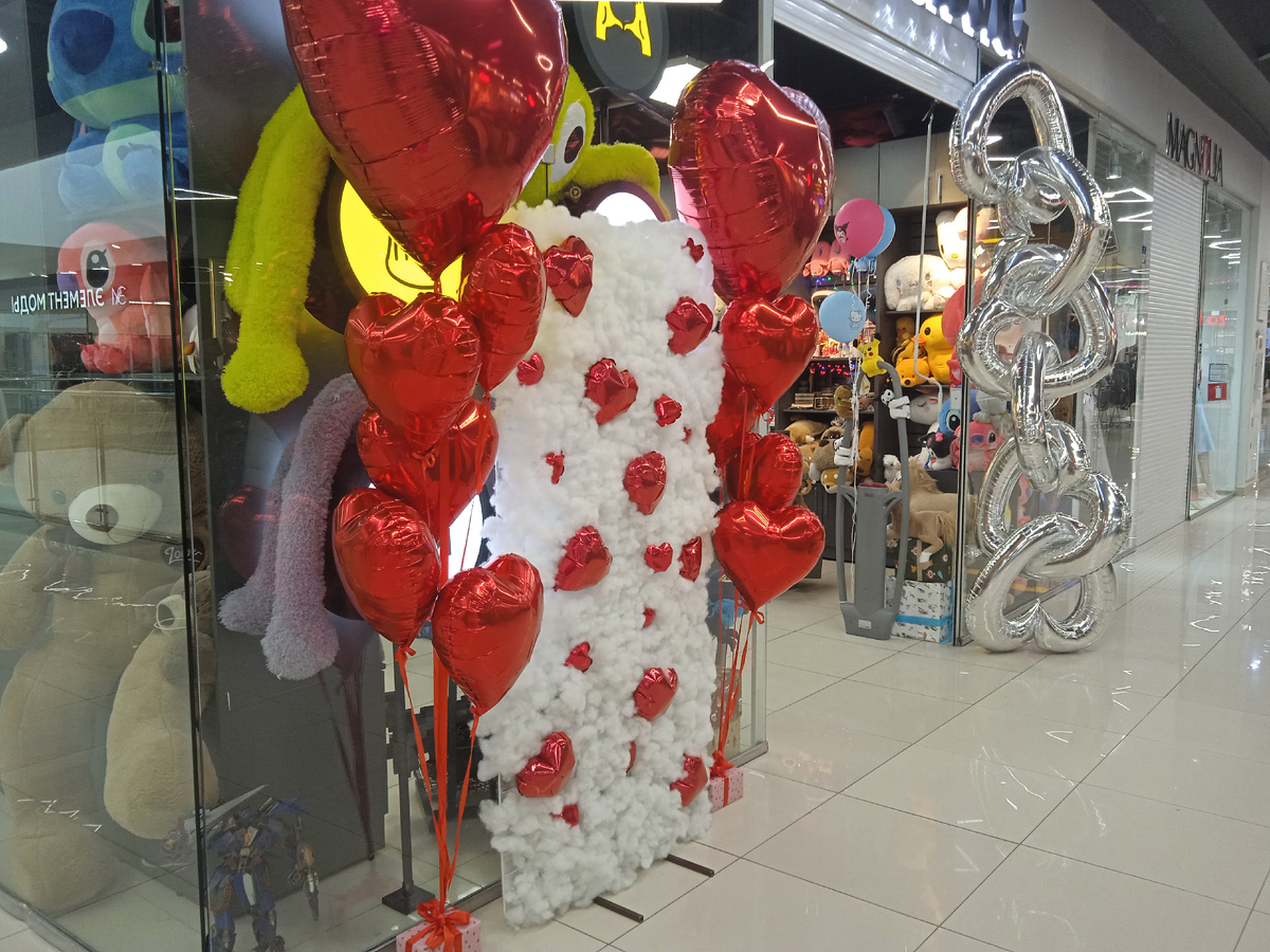 Украшение магазина подарков к празднику. Иркутск. 