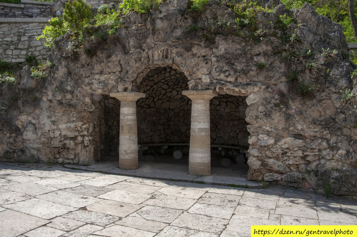 Искусственная пещера на северном склоне горы Горячей (Грот Диа́ны) была сооружена по проекту братьев Бернардацци в 1829 году и посвящена первому восхождению на вершину горы Эльбрус. экспедиции Эммануэля в 1929 году.  Каменный грот с арочным входом и двумя низкими колоннами сложен из дикого травертина. Грот украшают две каменные колонны, пол вымощен плиткой. Внутри грота, вдоль стены, установлена каменная скамья. По обеим сторонам грота расположены проходы. Вокруг грота высадили деревья белой акации, кусты роз, зелёный дёрн, оградили деревянным барьером, от основания к вершине провели дорожку «зигзагом». Перед гротом сделали небольшую полукруглую площадку и разбили Ермоловскую аллею, которая шла от главного Бульвара до Ермоловских ванн. В настоящее время грот Дианы является одной из основных достопримечательностей Пятигорска.