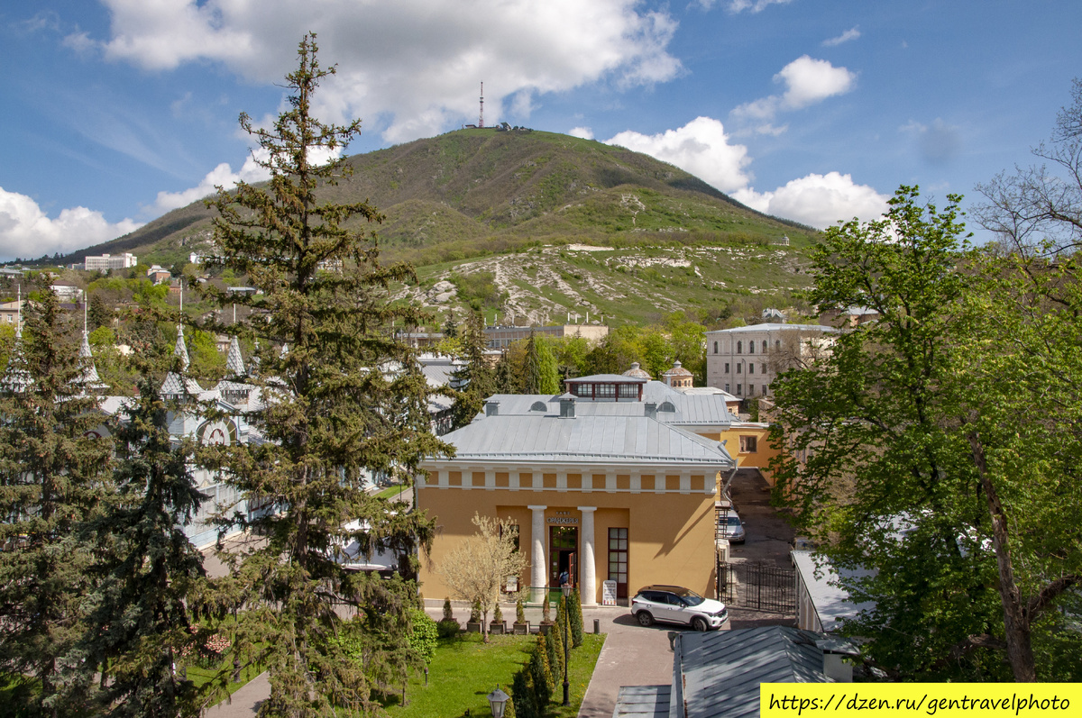 Вид на гору Машук от грота Дианы, На переднем плане здание Лермонтовскихх ванн.