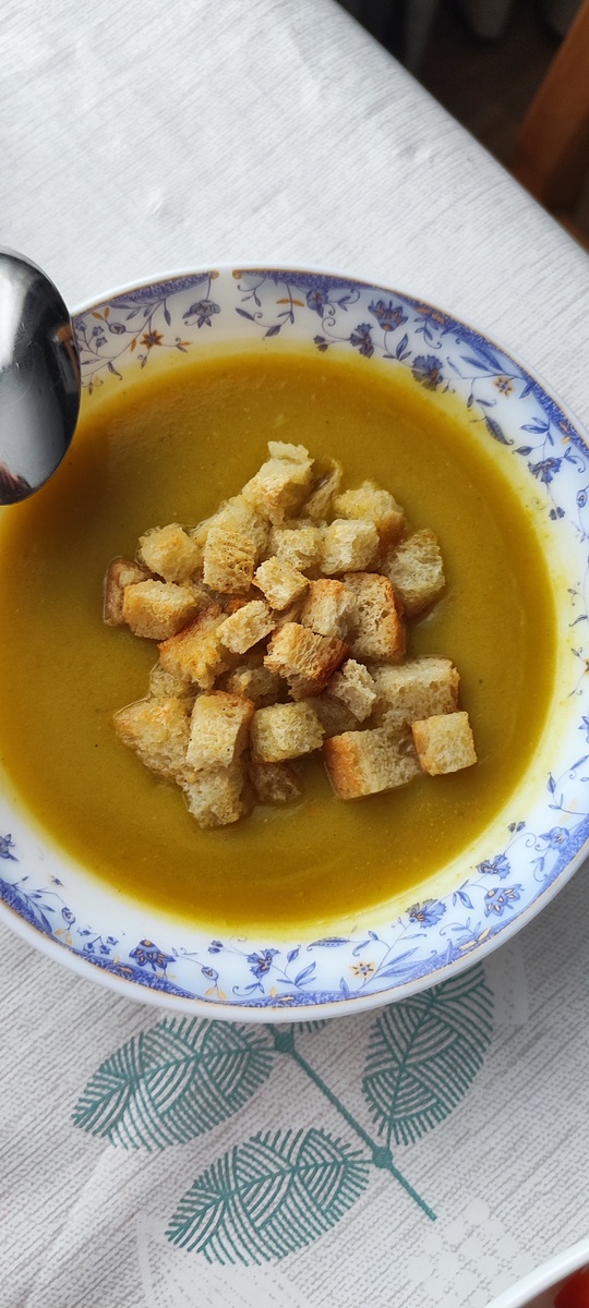 Фото супа-пюре на курином бульоне с тыквой и брокколи. Вот что не надо жевать. Сухарики размокнут за 10 минут. 