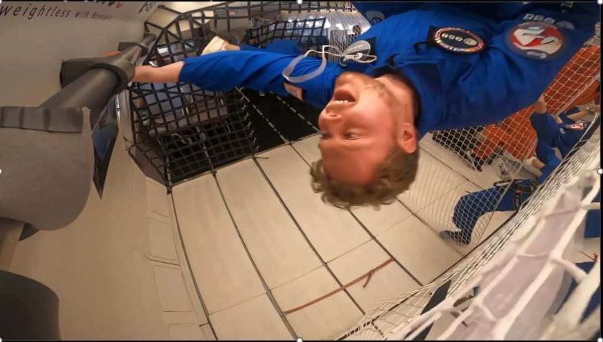    Руководитель команды изобретателей Том Вэринг в невесомости вниз головой во время полета по параболической траектории в специальном самолете.