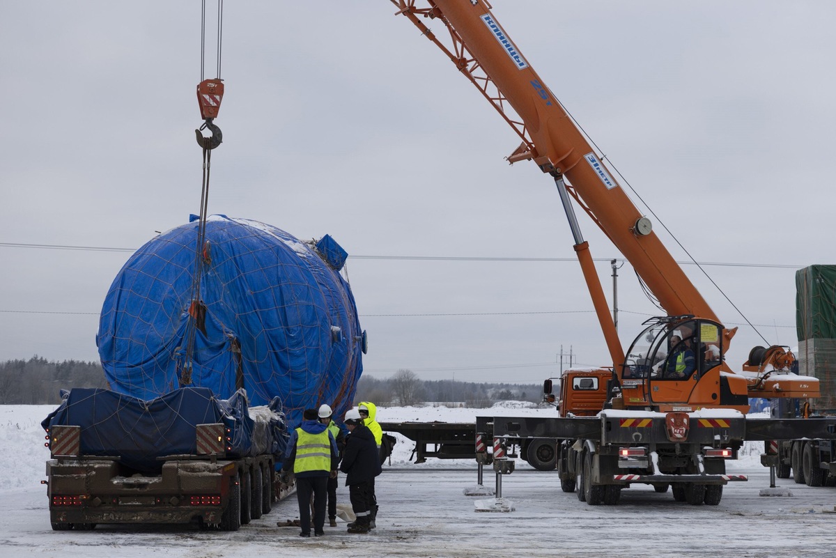   На завод «Титан-Полимер» уже поступила первая в 2026 году партия крупногабаритного и многотоннажного оборудования для строительства производства ПЭТ и ПБТ-гранул. Помимо крупных агрегатов, в партию вошли цепные транспортеры и конвейеры, емкости, сушильные установки, нагревательные элементы, генераторы и другое технологическое оборудование. Источник фото: официальный сайт завода «Титан-Полимер».