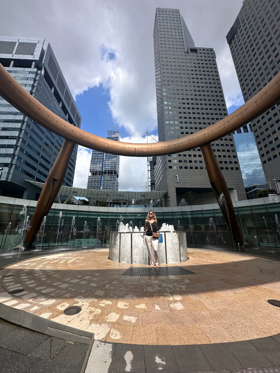 Пролистай и будет понятно что я стою в самом центре финансового процветания Сингапура :)