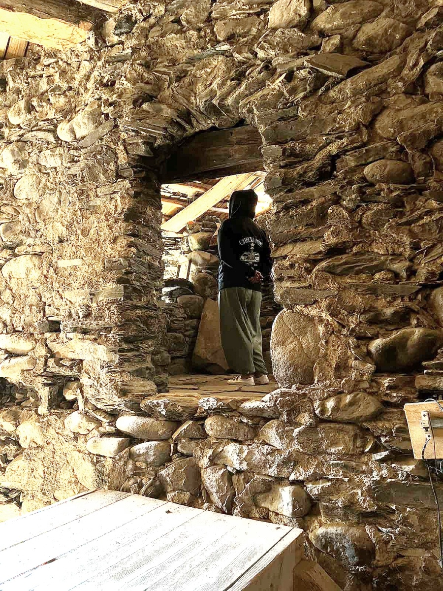 Местия, Грузия. В молельной комнате в доме грузина- местного жителя