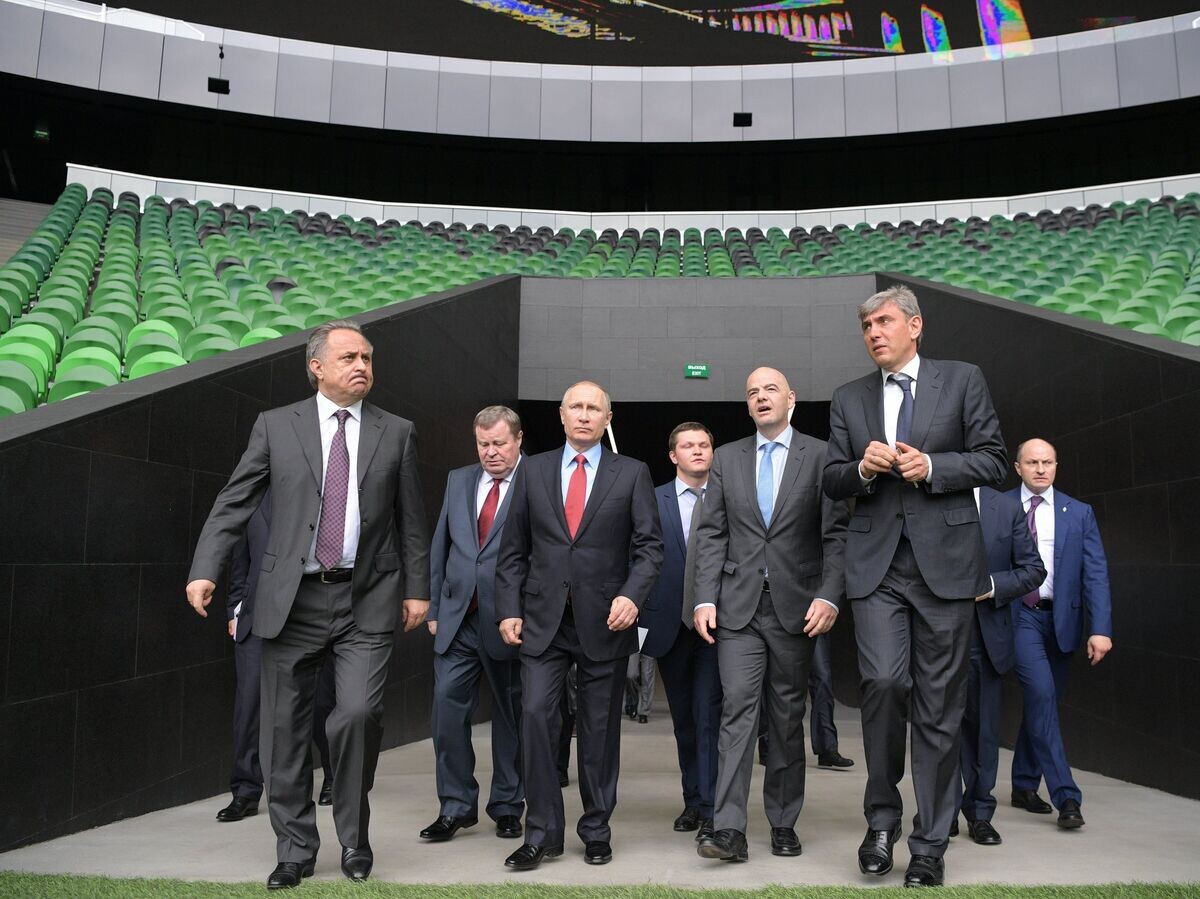    Владимир Путин во время посещения стадиона футбольного клуба "Краснодар". Слева направо - Виталий Мутко и Владимир Устинов. Справа налево на первом плане - Сергей Галицкий и Джанни Инфантино | © РИА Новости / Алексей Дружинин