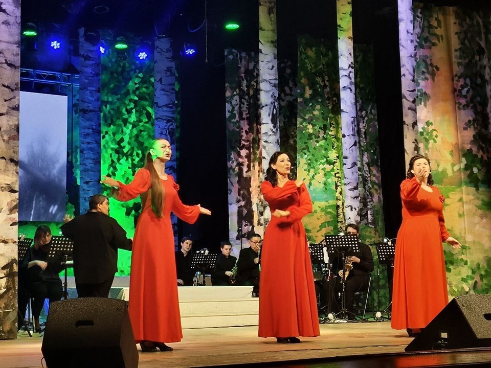    На сцену леди вышли в красных платьях Александра АНТОНОВА