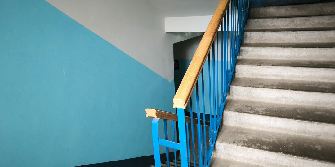 Уборка в подъезде: Грязные окна в подъезде стоили УК почти 7000 рублей