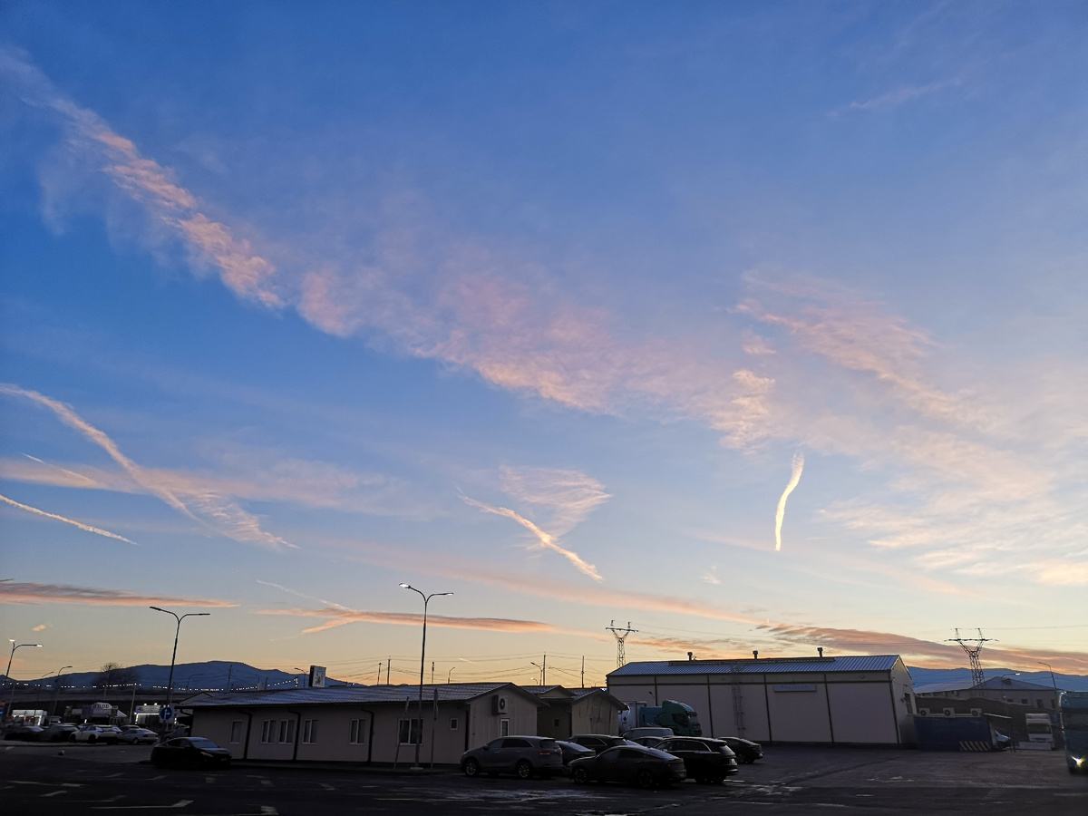 Граница выглядит так. Приятное солнышко. два погран-пункта: грузинский и армянский. Проходишь быстро и без проблем