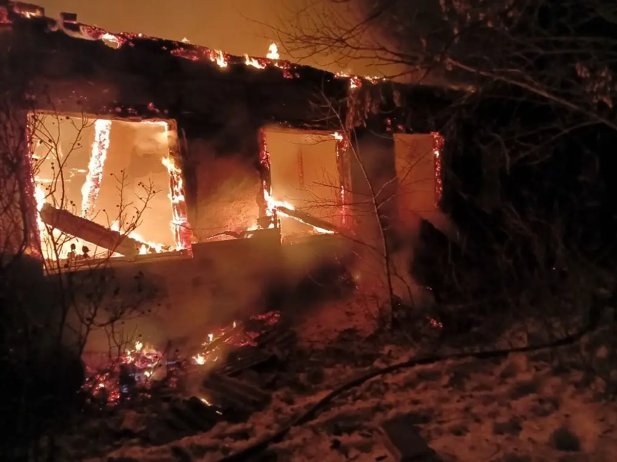   Пожар в частном трехквартирном жилом доме в Саратовской области | © Фото : ГУ МЧС России по Саратовской области