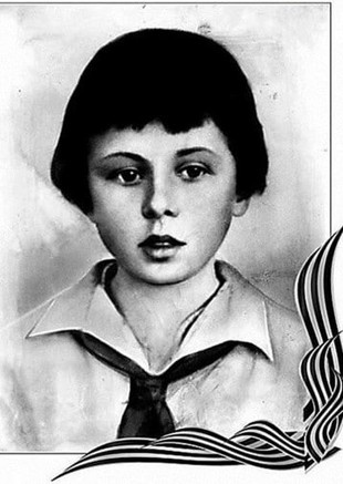 «Упал ребенок, перерезан, он галстук в кулачке держал, не думал в тот момент о смерти, собою поезд задержал!