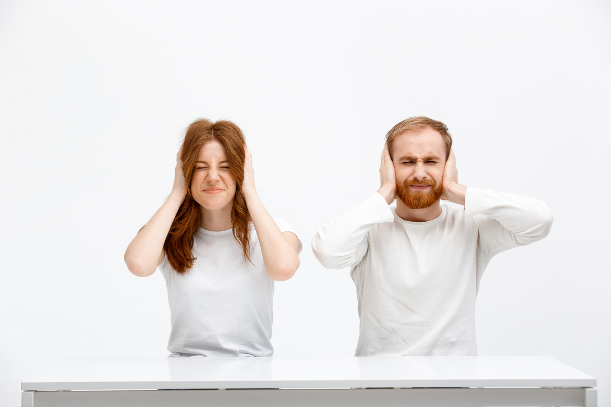 Коммуникативное обесценивание: почему перебивание ранит сильнее слов объясняет клинический психолог Станислав Самбурский