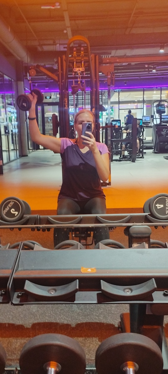 Сегодня я три часа была в зале. Плавала, ходила и подкачалась. Беру по 4 кг гантели. По два кг уже мало или я слишком тороплюсь и стараюсь... 