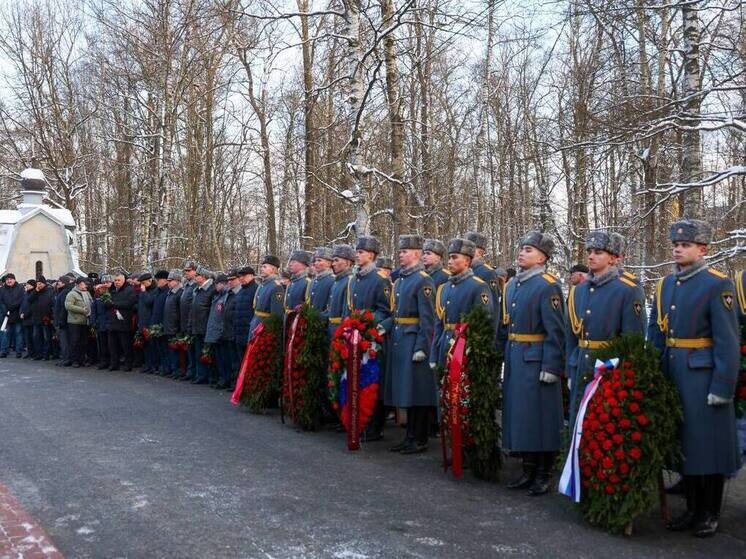    Ценой своей жизни девять сотрудников пожарной охраны спасли людей из пожара. Фото: пресс-служба Комитета по вопросам законности, правопорядка и безопасности
