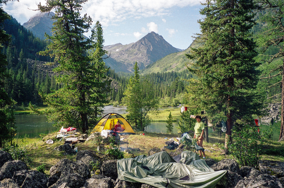 Стояночка у первого разлива, который так похож на озеро.