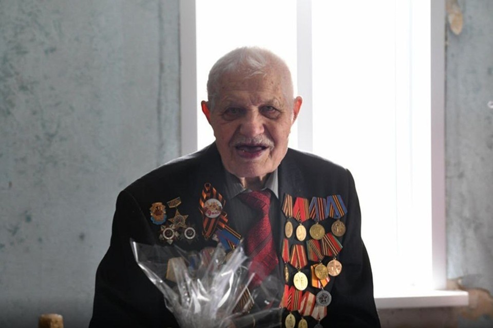    В Макеевке с 23 февраля поздравили ветерана Великой Отечественной войны. Фото: Администрация Макеевки