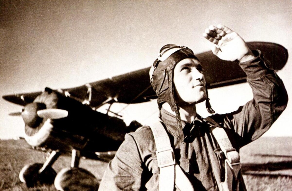 Летчик лейтенант П.Ф. Подколзин одной из штурмовых эскадрилий И-15бис 56-го ИАП у своего самолёта