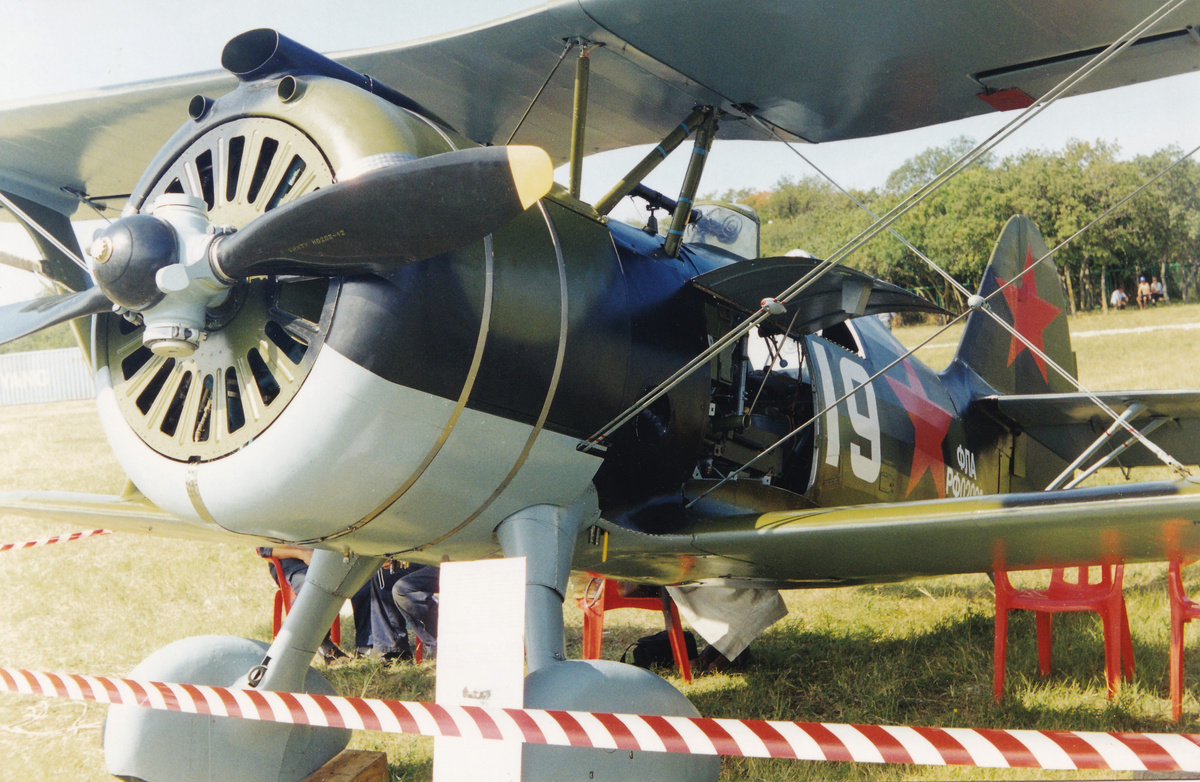 Реплика И-15бис бортовой №19 на гидроавиасалоне в Геленджике, 2006г. (фото автора)