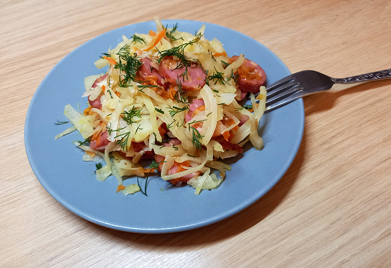 Тушеная капуста с копченой колбасой
