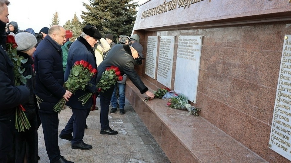    К мемориалу на площади Славы в Самаре возложили цветы в День защитника Отечества / Фото: Самарская губернская дума