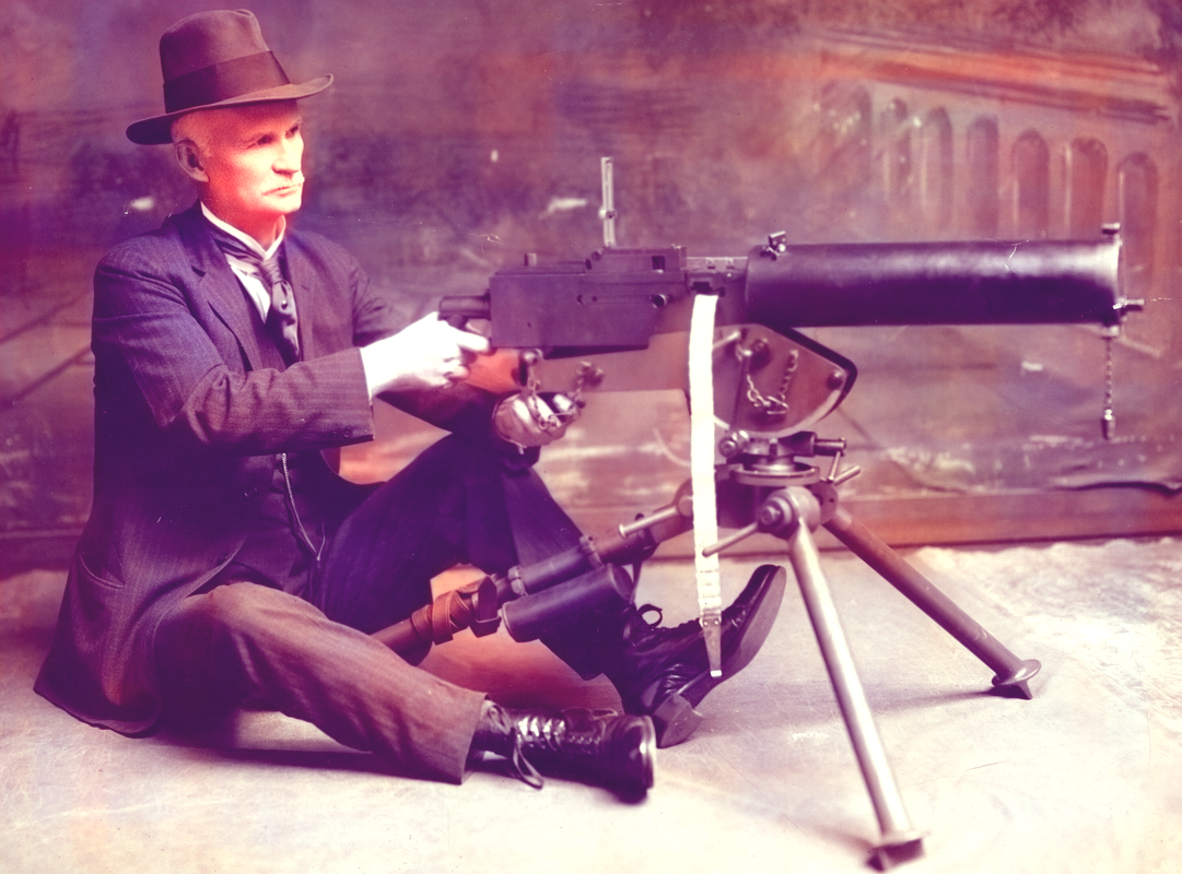 Настоящий джентльмен - не забыл про костюм! (Фото - общественное достояние)