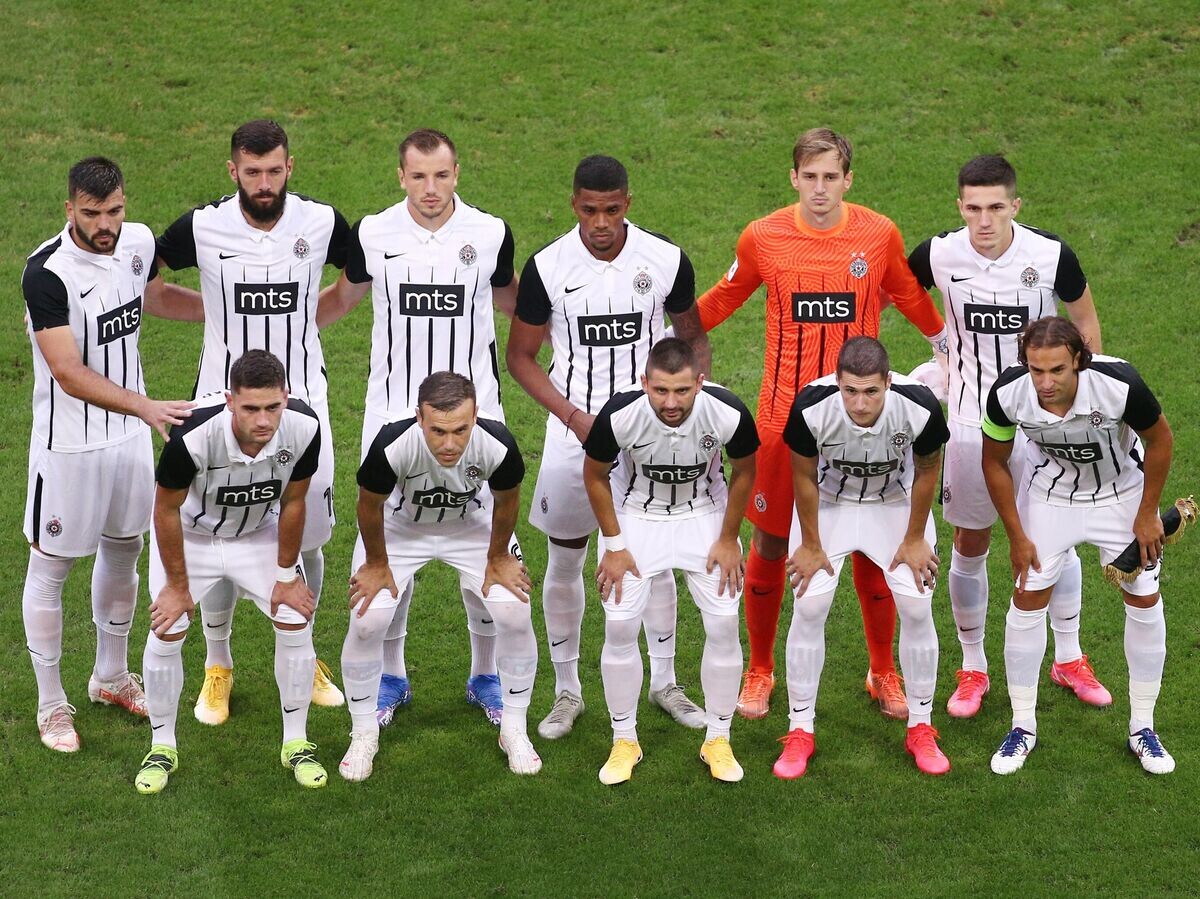    Игроки "Партизана" Игор Вуячич, Александар Шчекич, Синиша Саничанин, Рикарду Гомеш, Александар Попович, Слободан Урошевич (слева направо на втором плане), Саша Зделар, Бибрас Натхо, Александар Лутовац, Марко Живкович, Данило Пантич и Лазар Маркович (слева направо на первом плане) перед началом матча 3-го квалификационного раунда Лиги чемпионов УЕФА 2021/22 между ФК "Сочи" (Россия, Сочи) и ФК "Партизан" (Сербия, Белград). | © РИА Новости / Виталий Тимкив