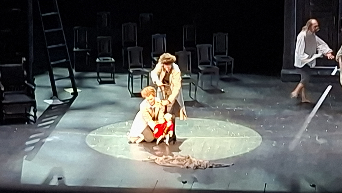 фото автора  сцена из  спектакля Амадей